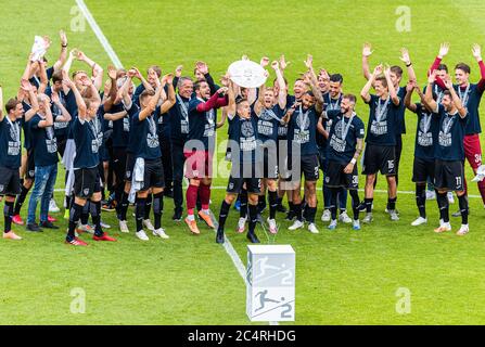 Bielefeld, Germania. 28 giugno 2020. Firo: 28.06.2020, Fuvuball, 3.Bundesliga, 2019/2020 Arminia Bielefeld - FC Heidenheim Cedric Brunner (Arminia Bielefeld) con il trofeo di campionato. | utilizzo in tutto il mondo credito: dpa/Alamy Live News Foto Stock