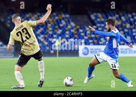 NAPOLI, ITALIA - 28 GIUGNO: Francesco Vicari di SPAL, Amin Yoines di Napoli durante la serie A League game Napoli contro SPAL il 28 giugno 2020 a Napoli, Italia Foto Stock