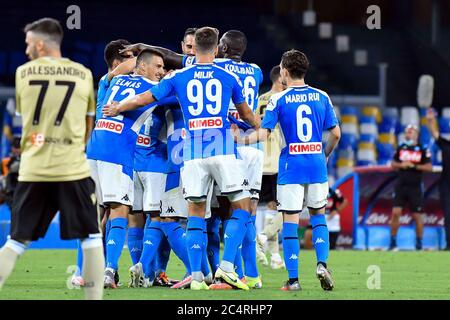 NAPOLI, ITALIA - GIUGNO 28: I giocatori di Napoli celebrano il traguardo, l-r Eljif Elmas di Napoli, Arkadiusz Milik di Napoli, Kalidou Koulibaly di Napoli, Mario Rui di Napoli durante la serie A League game Napoli v SPAL il 28 giugno 2020 a Napoli, Italia Foto Stock