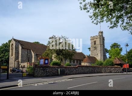 Bromley (Londra) a Kent, Regno Unito. Chiesa di San Pietro e San Paolo, la chiesa parrocchiale di Bromley. Ampia vista della chiesa dalla strada. Foto Stock