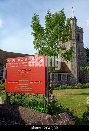 Bromley (Londra) a Kent, Regno Unito. Chiesa di San Pietro e San Paolo, la chiesa parrocchiale di Bromley. Vista del cartello della chiesa con la torre quadrata dietro. Foto Stock