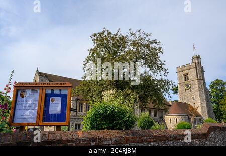 Bromley (Londra) a Kent, Regno Unito. Chiesa di San Pietro e San Paolo, la chiesa parrocchiale di Bromley. Ampia vista della chiesa e segno di chiusura a causa del blocco dei virus. Foto Stock