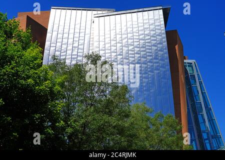 PRINCETON, NJ -14 GIU 2020- Vista esterna della Lewis Science Library nel campus della Princeton University progettata dal famoso architetto Frank Geh Foto Stock