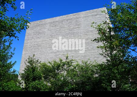 PRINCETON, NJ -14 GIU 2020- Vista del Centro Andlinger per l'energia e l'ambiente, progettato da Tod Williams Billie Tsien architetti, sul campo Foto Stock