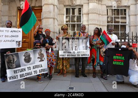 I manifestanti degli 'africani nella diaspora si riuniscono fuori da Christie's a Londra per chiedere il ritorno di manufatti africani 'saccheggiati'. Foto Stock