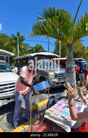 St. Thomas, Isole Vergini americane - 1 marzo 2017: Un musicista locale vende CD ai turisti da crociera sull'isola caraibica che si affida al turista Foto Stock