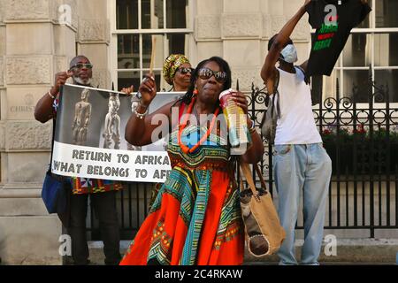 I manifestanti degli 'africani nella diaspora si riuniscono fuori da Christie's a Londra per chiedere il ritorno di manufatti africani 'saccheggiati'. Foto Stock