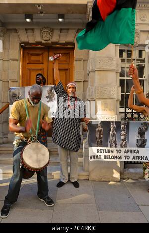 I manifestanti degli 'africani nella diaspora si riuniscono fuori da Christie's a Londra per chiedere il ritorno di manufatti africani 'saccheggiati'. Foto Stock