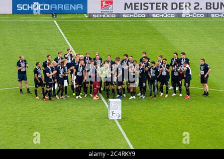 Bielefeld, Germania. 28 giugno 2020. Primo: 28.06.2020, Fuvuball, 3.Bundesliga, 2019/2020 Arminia Bielefeld - FC Heidenheim la squadra di Arminia Bielefeld con il trofeo di campionato. | utilizzo in tutto il mondo credito: dpa/Alamy Live News Foto Stock