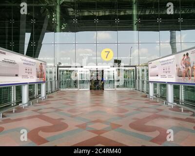 BANGKOK, THAILANDIA - MARZO 04,2020: Aeroporto Suvarnabhumi questo è l'ingresso al piano di check-in. Infezione da coronavirus COVID-19. Misure di sicurezza t Foto Stock