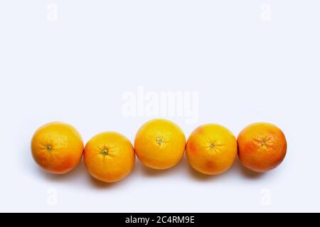 Pompelmo su sfondo bianco. Spazio di copia Foto Stock