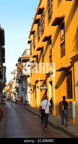 Cartagena de Indias, Bolivar / Colombia - 9 aprile 2016: Persone che camminano nel centro storico della città portuale. La città coloniale fortificata di Cartagena e la f Foto Stock