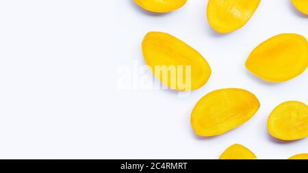 Frutta tropicale, fette di mango su sfondo bianco. Spazio di copia Foto Stock