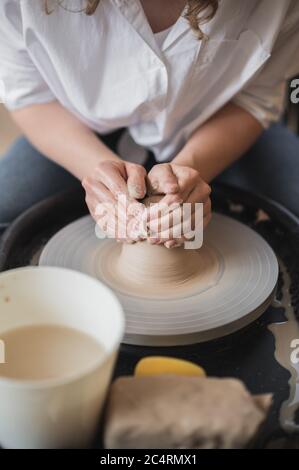 Master class sulla modellazione di argilla su una ruota di vasaio nel laboratorio di ceramica Foto Stock