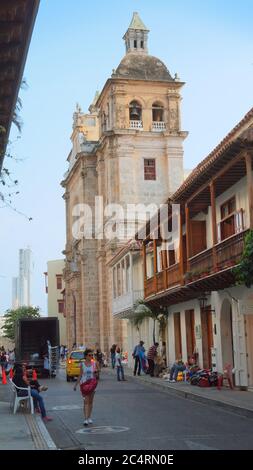 Cartagena de Indias, Bolivar / Colombia - 9 aprile 2016: Persone che camminano nel centro storico della città portuale. La città coloniale fortificata di Cartagena e la f Foto Stock