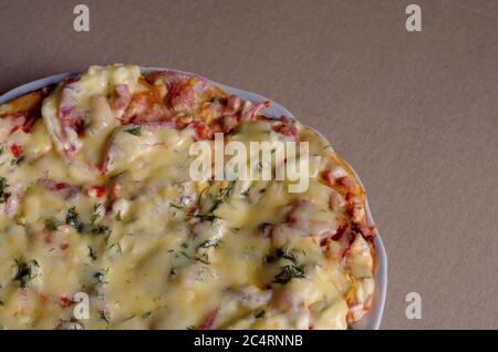 Pizzeria, cucina, consegna ordini, background. Pizza appetitosa 4 formaggi, pomodori, salsicce Copia spazio fuoco selettivo Foto Stock