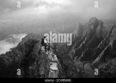 Un uomo in piedi su un bordo stretto ad un alto Zona di la Huasteca Foto Stock