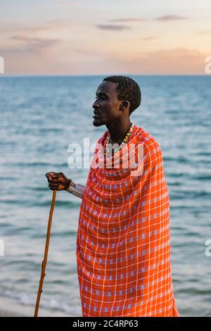 Maasai Man sulla spiaggia Foto Stock