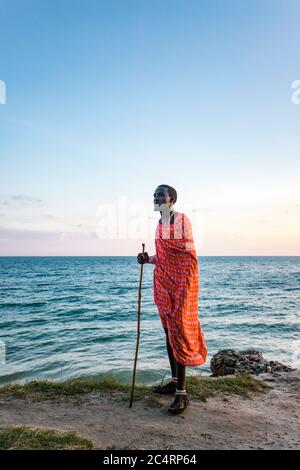 Maasai Man sulla spiaggia Foto Stock