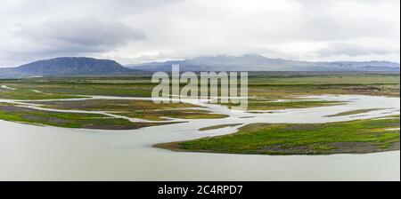 I fiumi glaciali fangosi si fondono sulle alture dell'Islanda in un luogo solcato giorno d'estate Foto Stock