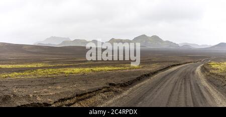 Strada sterrata nelle alture dell'Islanda che conduce all'avventura Foto Stock