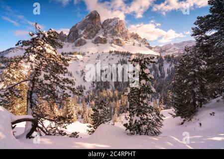 Sass de Putia al tramonto nella stagione invernale, passo Erbe in Trentino. Italia Foto Stock