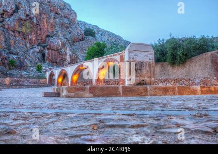 Palomas fontana pilastro costruito nel 16 ° secolo, Hornachos, Spagna. Sparato al tramonto Foto Stock