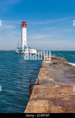 Odessa, Ucraina 06.06.2020. Faro all'ingresso del porto di Odessa, in una giornata estiva soleggiata Foto Stock