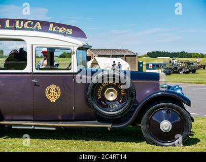 Gelateria vintage Rolls Royce 1923 che vende gelati Luca, evento Wartime Experience, East Fortune, East Lothian, Scozia, Regno Unito Foto Stock