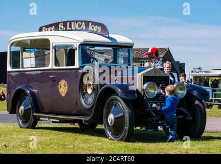 Gelateria vintage Rolls Royce 1923 che vende gelati Luca, evento Wartime Experience, East Fortune, East Lothian, Scozia, Regno Unito Foto Stock