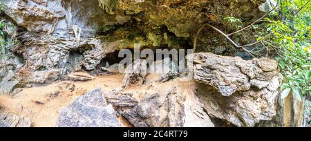 Panorama di enorme grotta nella baia di Halon, Vietnam in una giornata estiva Foto Stock