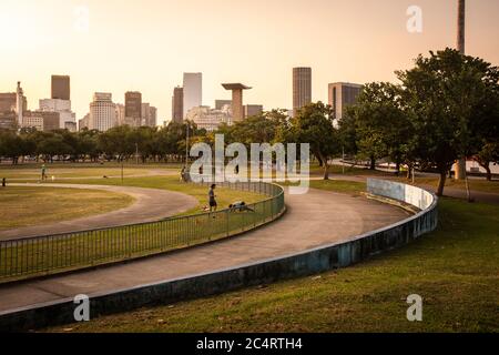 Splendida vista al tramonto sugli edifici del centro dalla zona verde di Aterro do Flamengo, Rio de Janeiro, Brasile Foto Stock