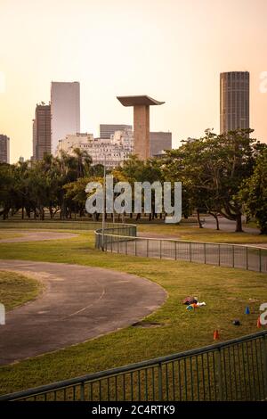 Splendida vista al tramonto sugli edifici del centro dalla zona verde di Aterro do Flamengo, Rio de Janeiro, Brasile Foto Stock