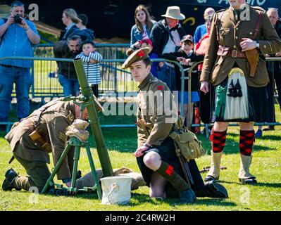 Soldati scozzesi che sparano mortaio, dimostrazione di eventi di esperienza bellica, East Fortune, East Lothian, Scozia, Regno Unito Foto Stock