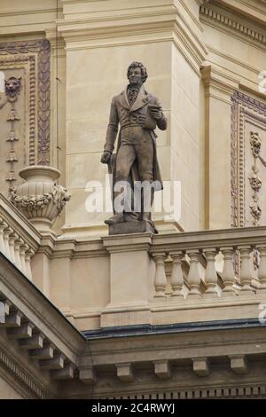 Statua del compositore italiano Luigi Cherubini disegnata dallo scultore ceco Bernard otto Seeling (1884) sul tetto del Rudolfinum di Staré Město (Città Vecchia) a Praga, Repubblica Ceca. Foto Stock