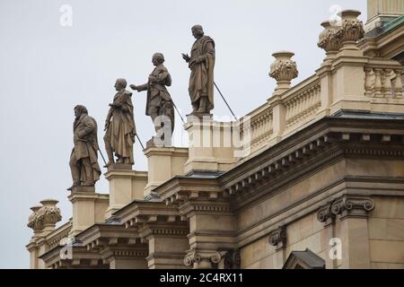 Statue di compositori tedeschi sul tetto del Rudolfinum a Staré Město (Città Vecchia) a Praga, Repubblica Ceca. Il compositore tedesco Franz Schubert, progettato dallo scultore austriaco Josef LAX (1884), compositore tedesco Carl Maria von Weber, progettato dallo scultore ceco Tomáš Seidan (1884), Il compositore tedesco Felix Mendelssohn Bartholdy, progettato dallo scultore austriaco Fritz Meisner (1884) e dal compositore tedesco Robert Schumann, progettato dallo scultore austriaco Wilhelm Seib (1884), sono raffigurati da sinistra a destra. Foto Stock