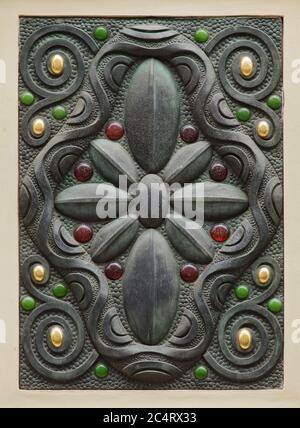 Decorazione in stile Art Nouveau sulla casa delle entrate in via Kaprova a Staré Město (Città Vecchia) a Praga, Repubblica Ceca. Foto Stock