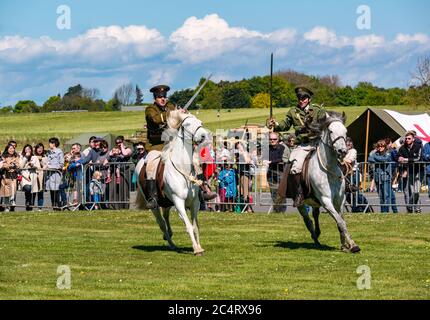 Les Amis D'Onno squadra di stunt equestri con soldati in lotta a cavallo con spade in occasione di eventi bellici, East Fortune, East Lothian, Scozia, Regno Unito Foto Stock