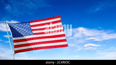 Bella bandiera degli Stati Uniti d'America che vola in alto nel cielo blu con spazio copia. Concetto di 4 luglio Independence Day, Memorial Day o altro Foto Stock