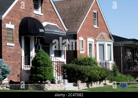 Chicago, Illinois, Stati Uniti. Un paio di case in mattoni in un isolato tranquillo situato nel quartiere di Montclare a Chicago. Foto Stock