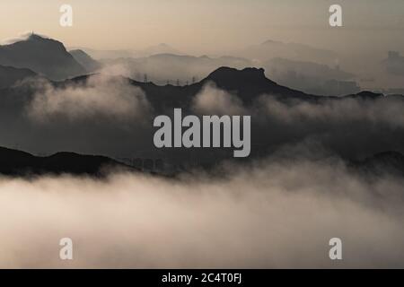 Foto mozzafiato del paesaggio montano sopra le nuvole panoramiche Foto Stock