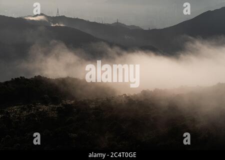 Foto mozzafiato del paesaggio montano sopra le nuvole panoramiche Foto Stock