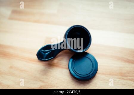 Obiettivo della fotocamera per telefoni cellulari posto sulla superficie di legno Foto Stock