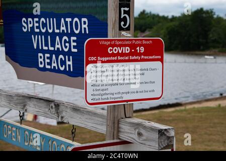 Un avviso di avvertimento sulla spiaggia di villaggio di NY USA con CDC ha suggerito le linee guida di sicurezza sociale per quanto riguarda le precauzioni COVID-19. Foto Stock