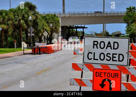 Ponte Roosevelt. Stuart. Florida. STATI UNITI. 28 giugno 2020. Una sezione di calcestruzzo è caduto dalla parte inferiore del ponte e dopo una grande spaccatura è apparso il Dipartimento dei trasporti della Florida (FDOT) ispettori hanno fatto una determinazione preliminare che il ponte dovrebbe essere chiuso a tutto il traffico veicolare e pedonale da un'abbondanza di cautela mentre più informazioni potrebbero sia riunito. FDOT ha portato strutture di supporto per la sezione danneggiata mentre l'area è stata immediatamente recintata. Photo Credit: Julian Leek/Alamy Live News Foto Stock