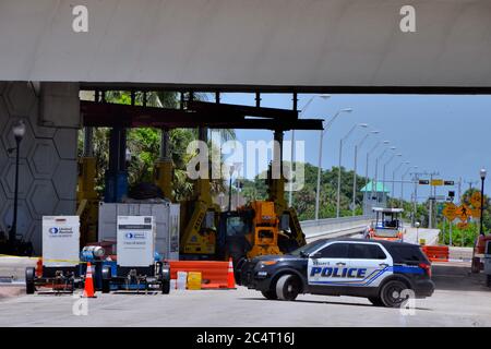 Ponte Roosevelt. Stuart. Florida. STATI UNITI. 28 giugno 2020. Una sezione di calcestruzzo è caduto dalla parte inferiore del ponte e dopo una grande spaccatura è apparso il Dipartimento dei trasporti della Florida (FDOT) ispettori hanno fatto una determinazione preliminare che il ponte dovrebbe essere chiuso a tutto il traffico veicolare e pedonale da un'abbondanza di cautela mentre più informazioni potrebbero sia riunito. FDOT ha portato strutture di supporto per la sezione danneggiata mentre l'area è stata immediatamente recintata. Photo Credit: Julian Leek/Alamy Live News Foto Stock