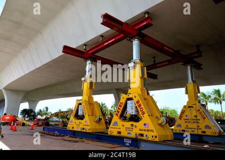 Ponte Roosevelt. Stuart. Florida. STATI UNITI. 28 giugno 2020. Una sezione di calcestruzzo è caduto dalla parte inferiore del ponte e dopo una grande spaccatura è apparso il Dipartimento dei trasporti della Florida (FDOT) ispettori hanno fatto una determinazione preliminare che il ponte dovrebbe essere chiuso a tutto il traffico veicolare e pedonale da un'abbondanza di cautela mentre più informazioni potrebbero sia riunito. FDOT ha portato strutture di supporto per la sezione danneggiata mentre l'area è stata immediatamente recintata. Photo Credit: Julian Leek/Alamy Live News Foto Stock