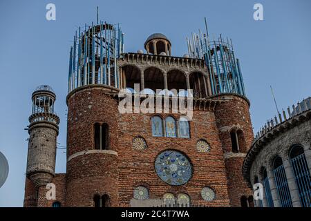 Foto a basso angolo della Cattedrale di Justo in Mejorada del campo, Spagna Foto Stock