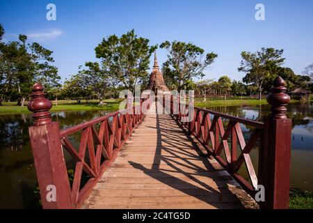 Ponte di legno nel Parco storico di Wat Mahathat Sukhothai, Sukhothai, Thailandia Foto Stock