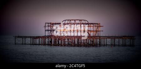 I resti del vecchio molo di Brighton Foto Stock
